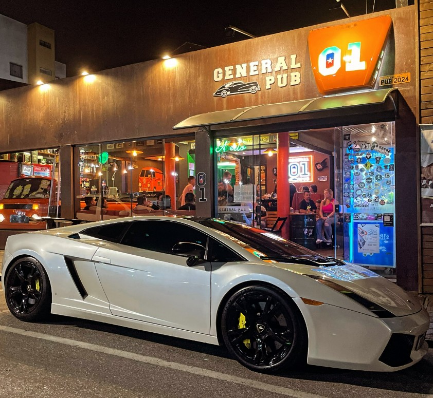 general-pub-bar-campo-largo-fachada com carro na frente
