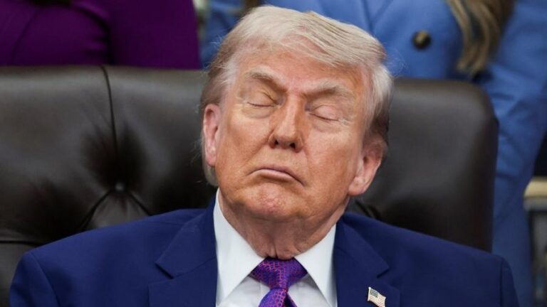 11mai2026 presidente donald trump fecha os olhos e aparenta cochilar durante evento no salao oval na casa branca 1778514999129 v2 900x506 768x432
